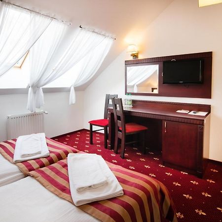 Hotel Platinum Хрубешув Экстерьер фото