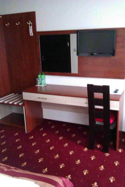 Hotel Platinum Хрубешув Экстерьер фото