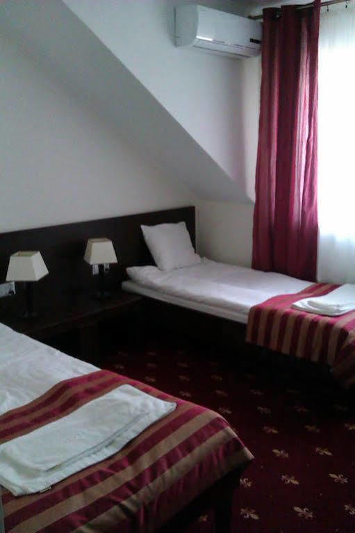 Hotel Platinum Хрубешув Экстерьер фото