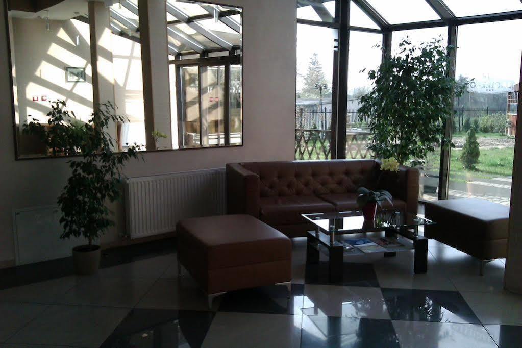 Hotel Platinum Хрубешув Экстерьер фото