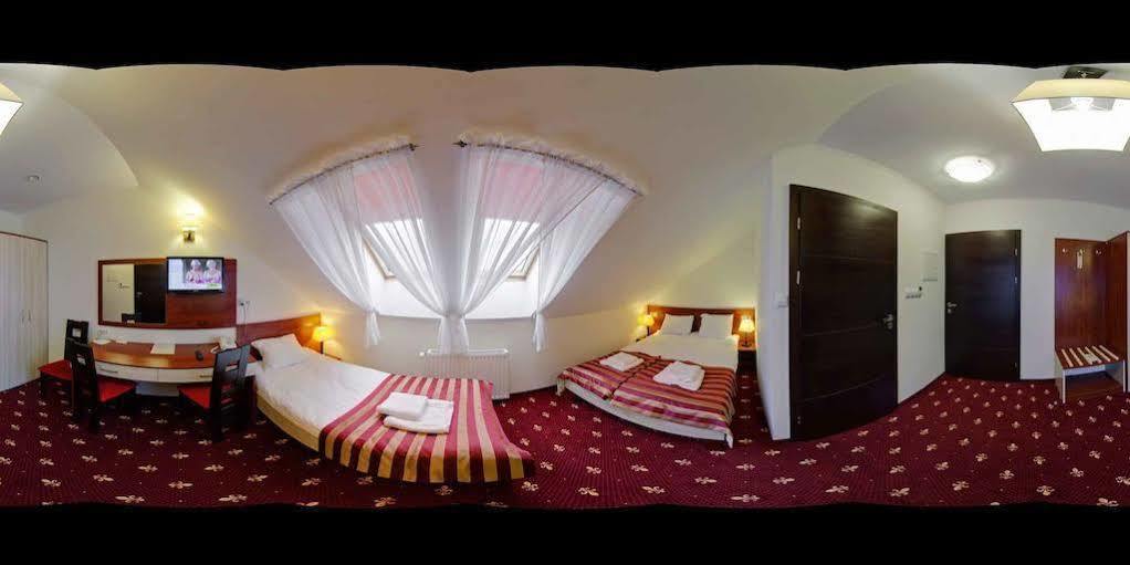 Hotel Platinum Хрубешув Экстерьер фото
