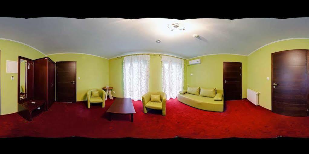 Hotel Platinum Хрубешув Экстерьер фото