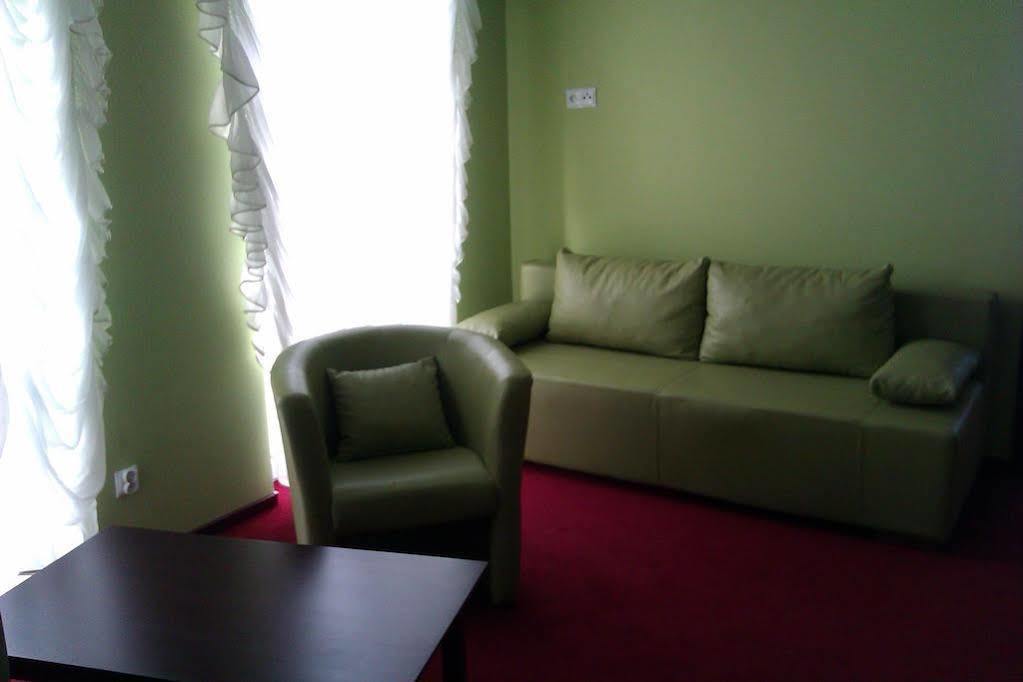 Hotel Platinum Хрубешув Экстерьер фото