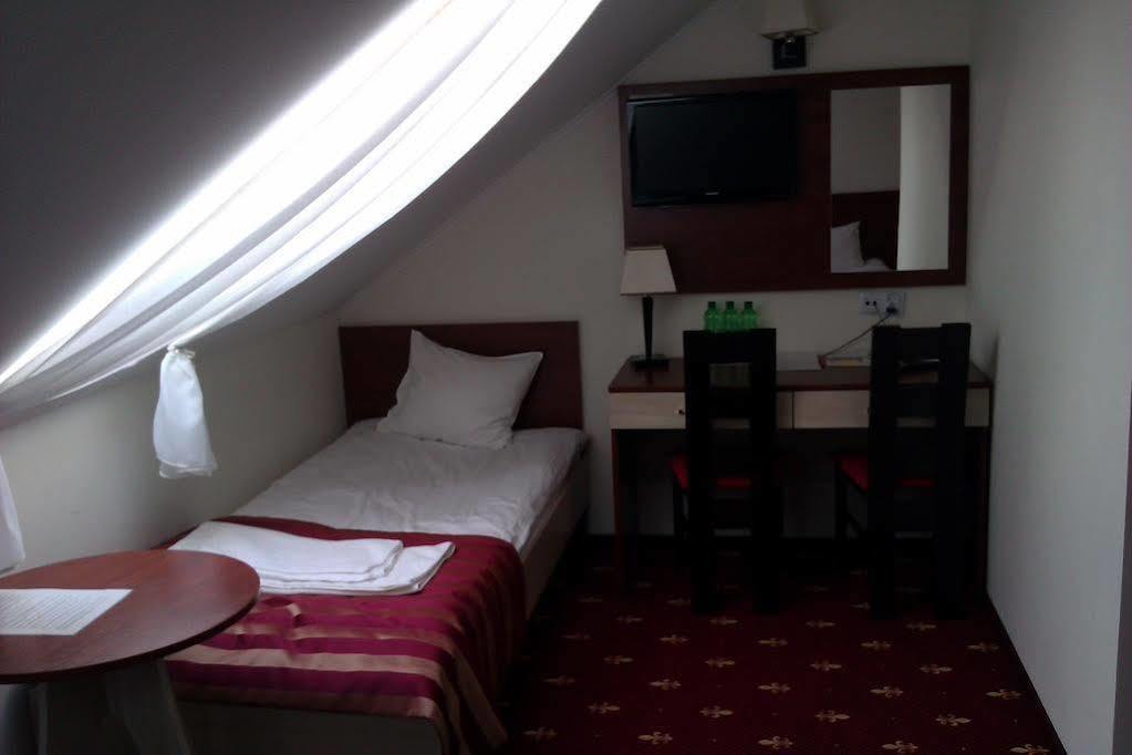 Hotel Platinum Хрубешув Экстерьер фото