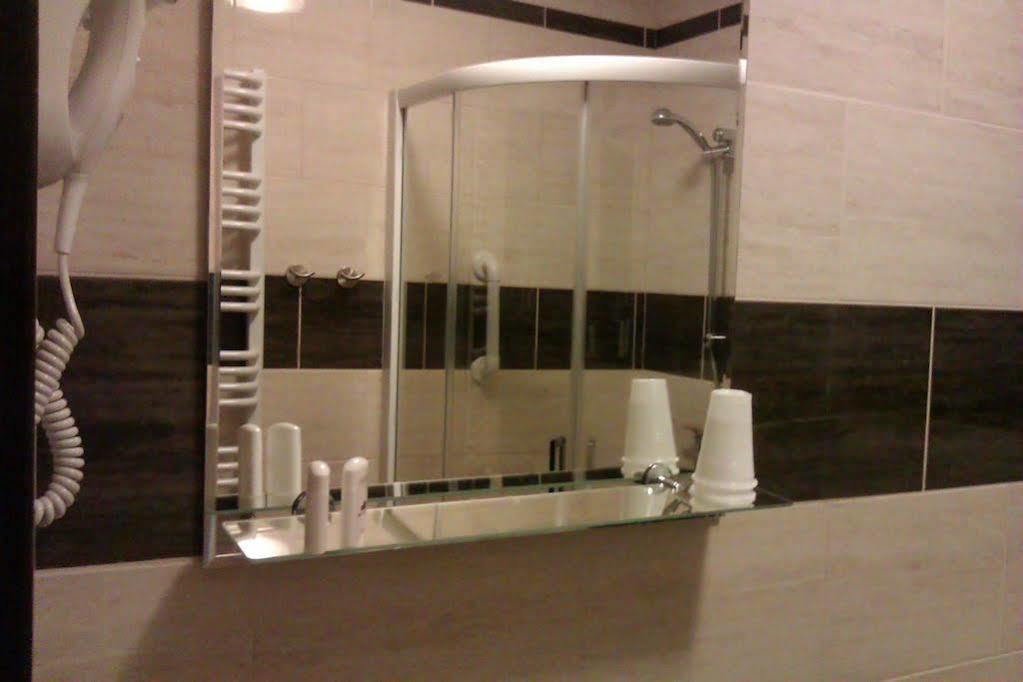 Hotel Platinum Хрубешув Экстерьер фото