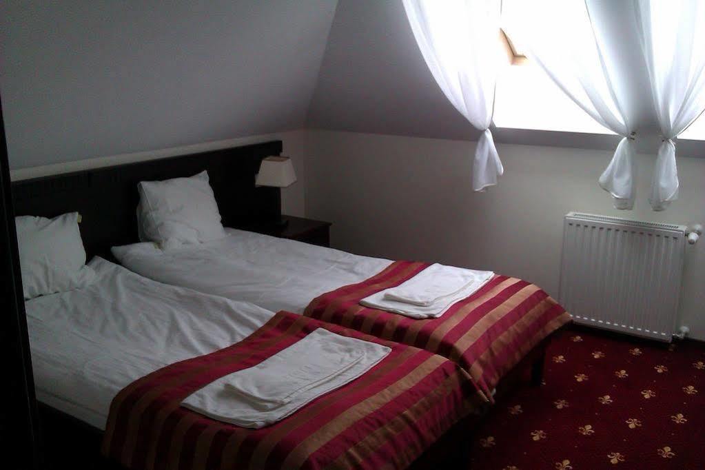 Hotel Platinum Хрубешув Экстерьер фото