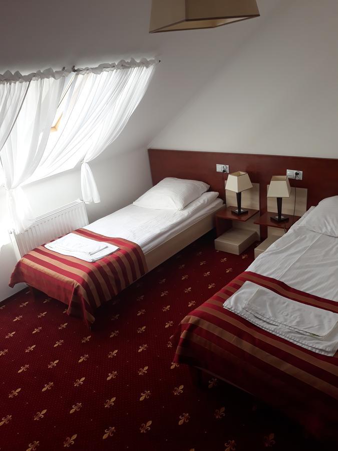 Hotel Platinum Хрубешув Экстерьер фото