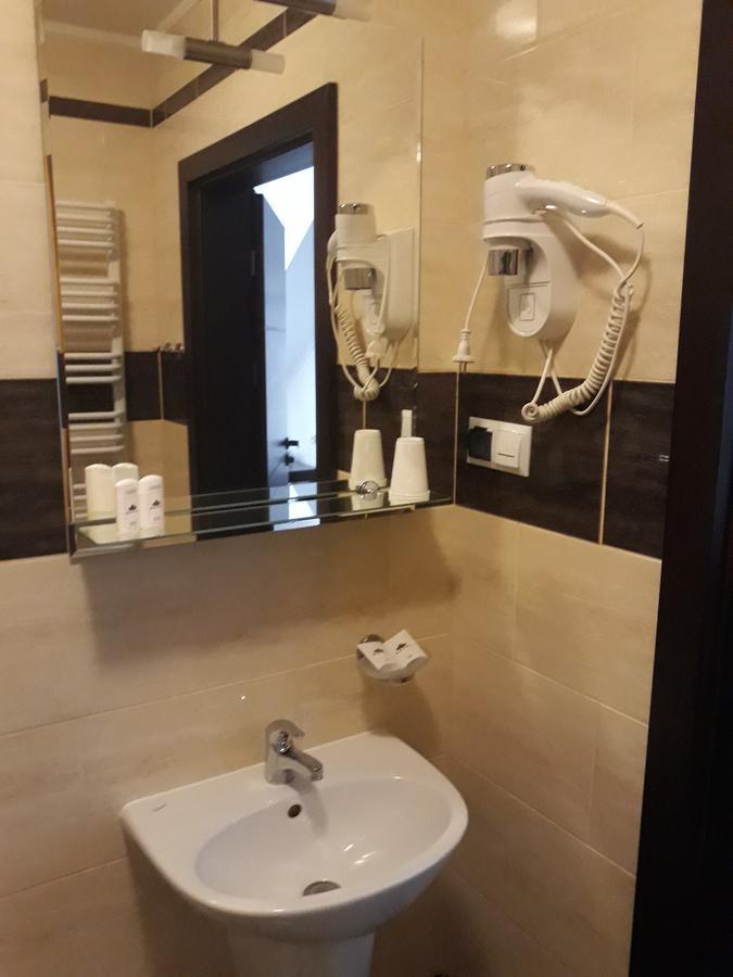 Hotel Platinum Хрубешув Экстерьер фото