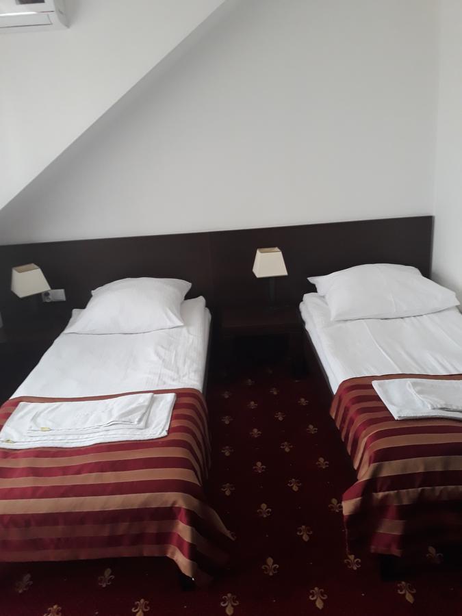 Hotel Platinum Хрубешув Экстерьер фото