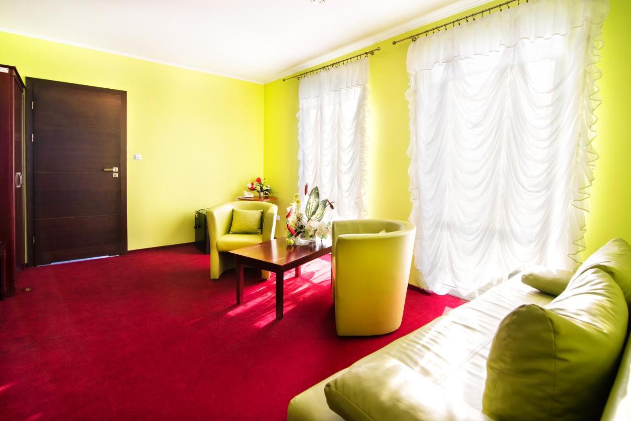 Hotel Platinum Хрубешув Экстерьер фото