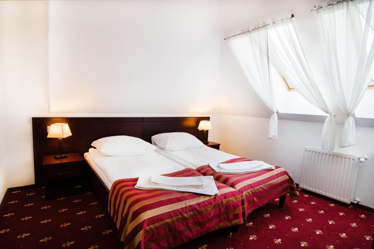 Hotel Platinum Хрубешув Экстерьер фото