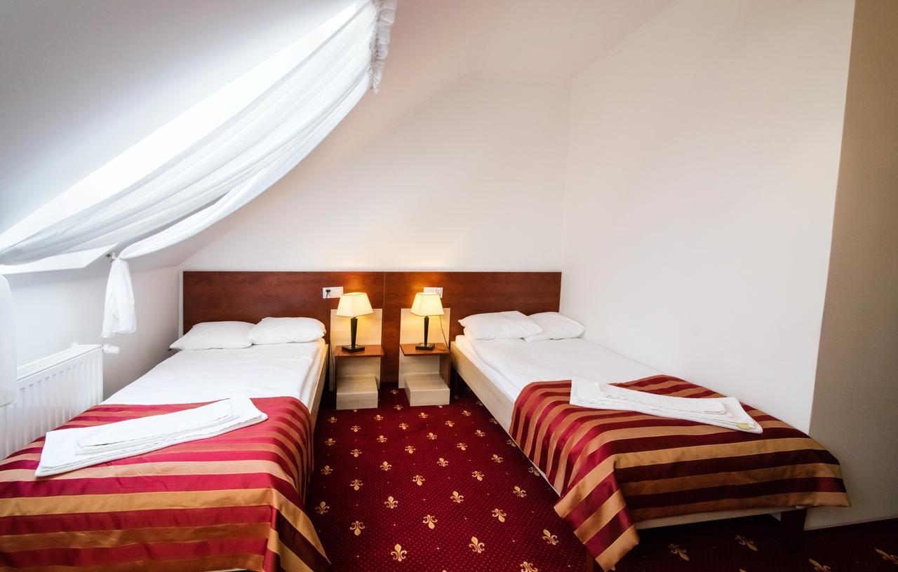 Hotel Platinum Хрубешув Экстерьер фото