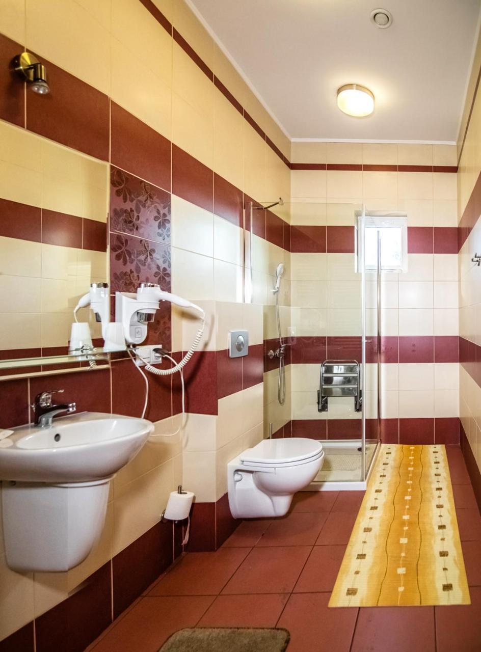 Hotel Platinum Хрубешув Экстерьер фото