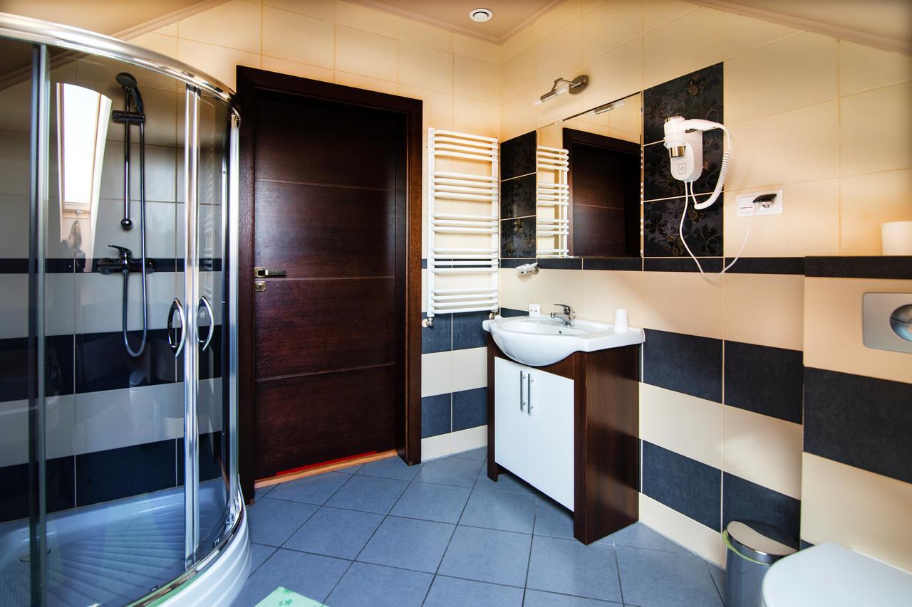 Hotel Platinum Хрубешув Экстерьер фото