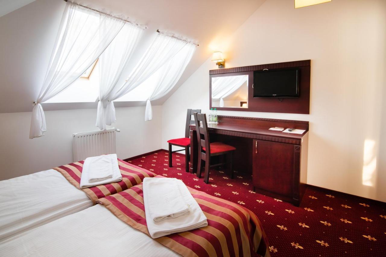 Hotel Platinum Хрубешув Экстерьер фото