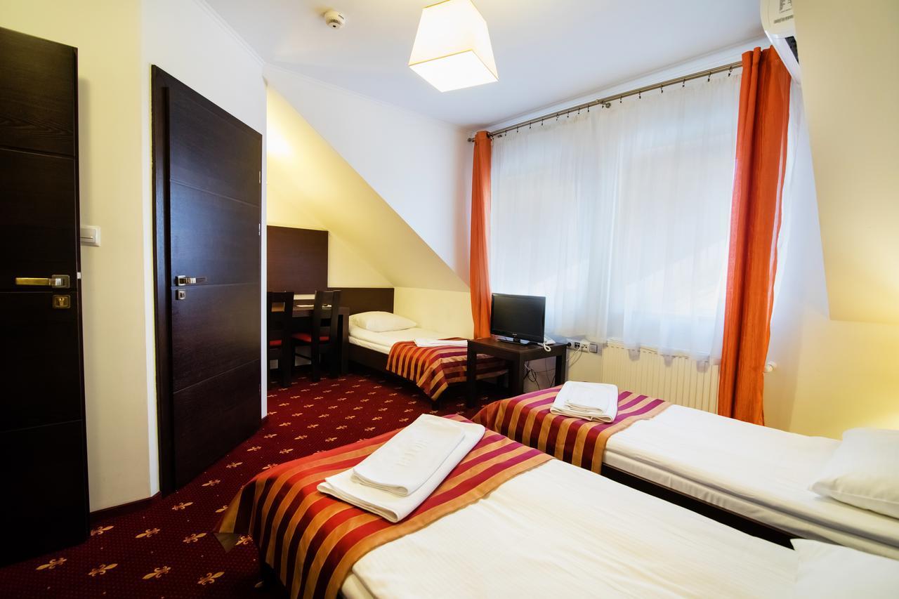 Hotel Platinum Хрубешув Экстерьер фото